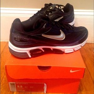 Sz 9.5 Men's Nike sneakers Never Worn Brand New