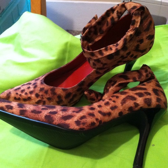Shoes - %Cheetah print heels