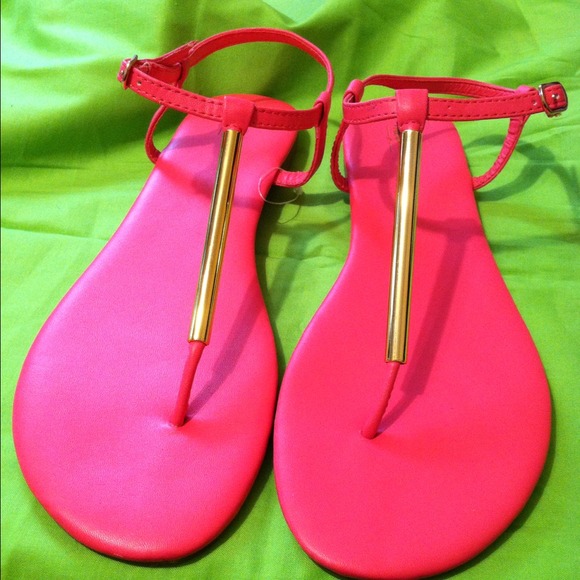 Shoes - 💟REDUCED💟Bright pink with gold accent sandals