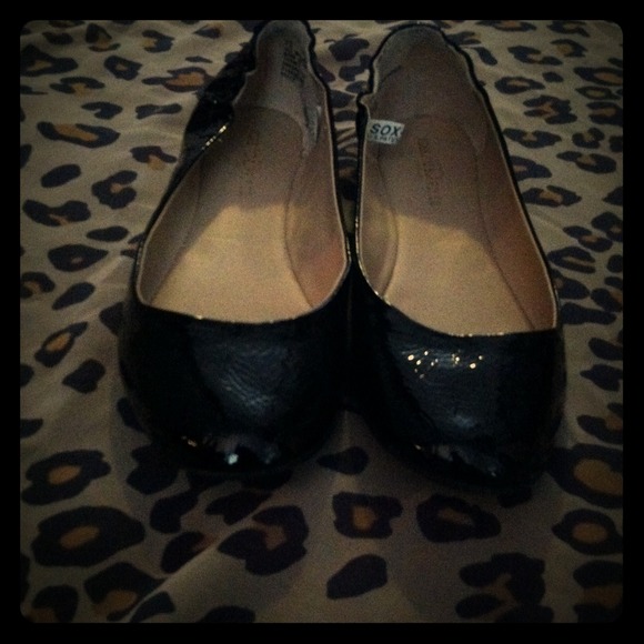 Cute patent man-made leather flats. - Picture 1 of 3