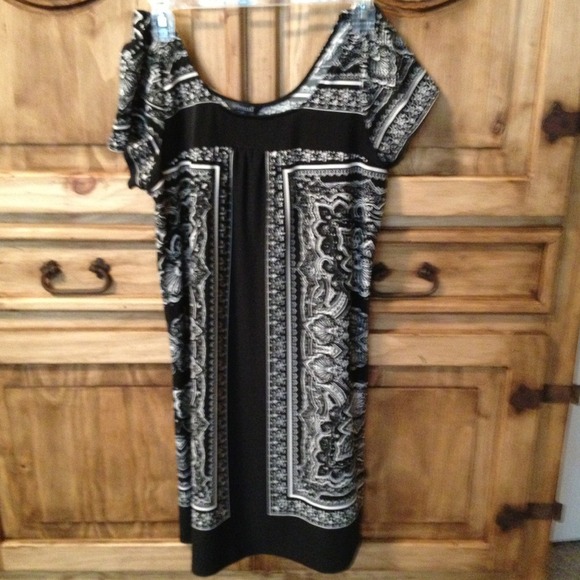 Size M black and white dress