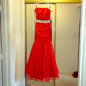 Glamorous and classy formal dress!!!