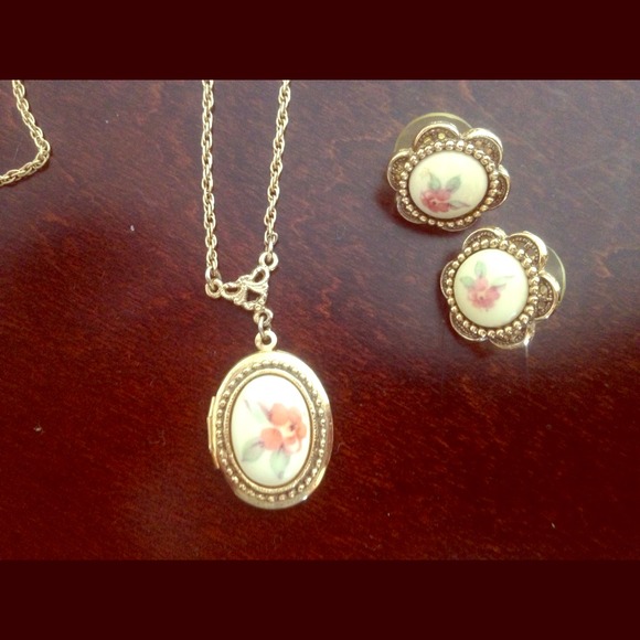 📌Sold in bundle📌Vintage Inspired Flower