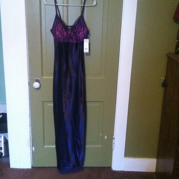 Purple and pink night gown - Picture 4 of 4