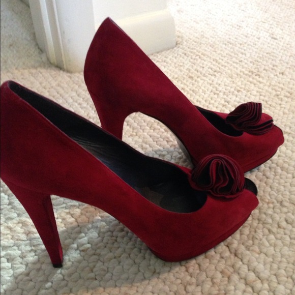 SOLD! Stuart Weitzman red suede heels - Picture 2 of 4