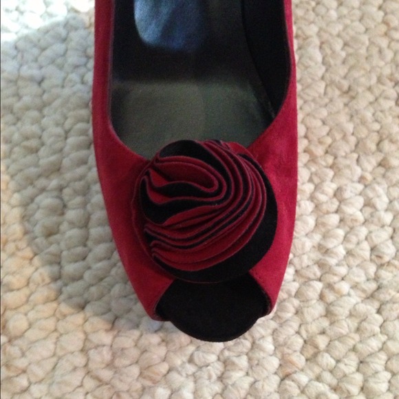 SOLD! Stuart Weitzman red suede heels - Picture 3 of 4