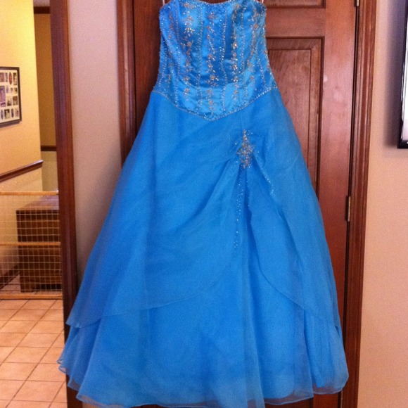 Formal dress - Picture 1 of 3