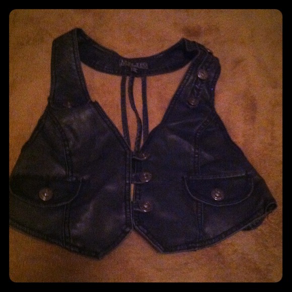 Body Shop vest:) sz xl