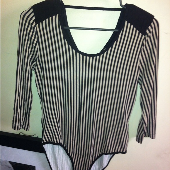 ❌SoldinBundle❌H&M Cream/Blk Stripe Bodysuit - Picture 2 of 4