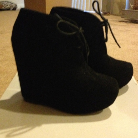 SOLD!! ✅Steve Madden suede booties size 6