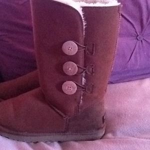 Tan uggs