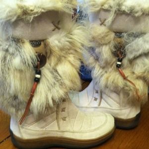 *Reduced* Pajar cream faux fir snow boots.