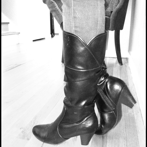 🚫SOLD🚫.  Black knee high boots