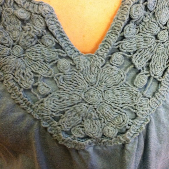 Cute muted teal shirt with woven collar - Picture 2 of 2