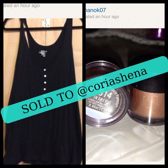 Tank top and & eye pigment