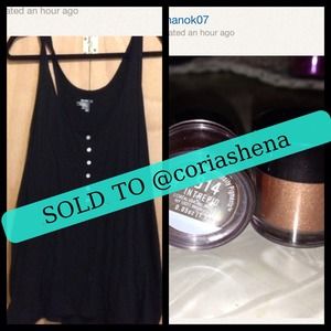 Tank top and & eye pigment