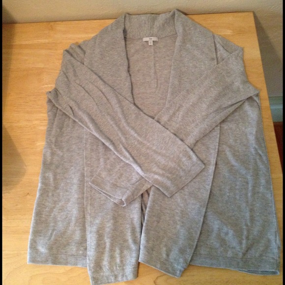 ❗️SOLD❗️Light weight gray Gap Cardigan XL
