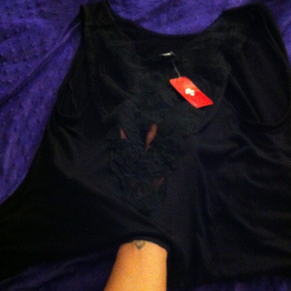 Lace back top - Picture 4 of 4