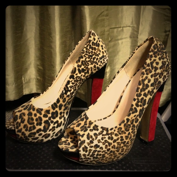 pazzle Shoes - Brand new size 5.5 cheetah pumps