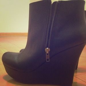 I'm selling these lovely leather wedge ankle boots