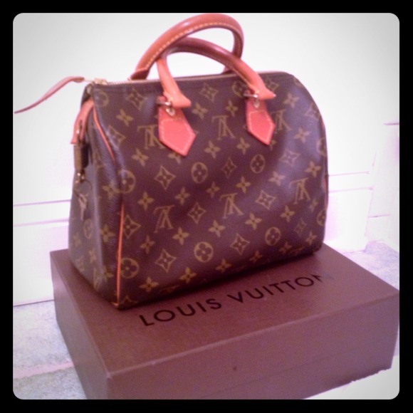 **SOLD** Nearly flawless authentic LV speedy