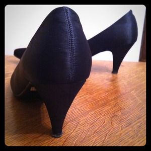 Elegant pumps