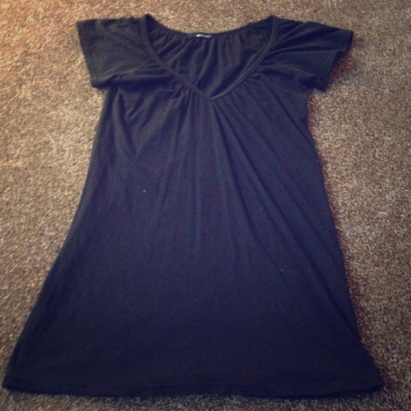 🎉 SOLD Black v-neck tee