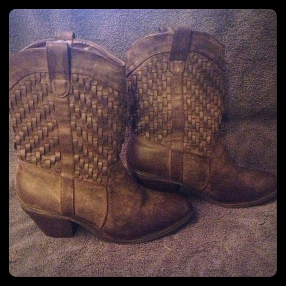 Brown cowboy boot size 7