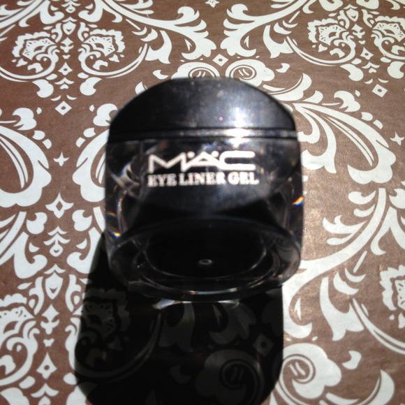 Accessories - Black liquid eye gel imitation