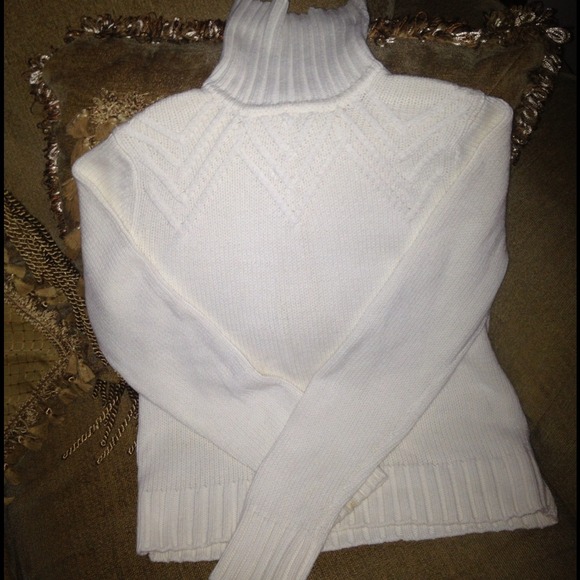Beautiful white turtleneck Sz L and plaid flats