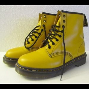 Dr. Martens 1460 8 eyes boots in yellow lamper