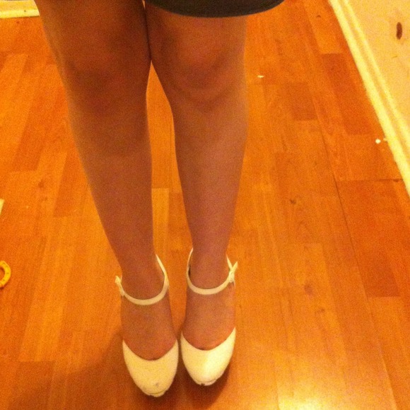 Heels - Picture 4 of 4