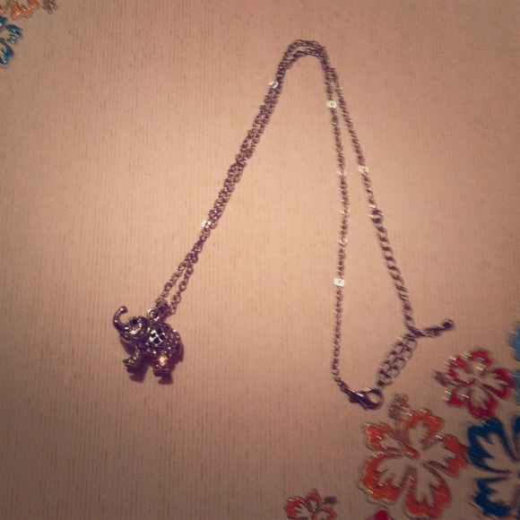 A elephant necklace - Picture 1 of 4