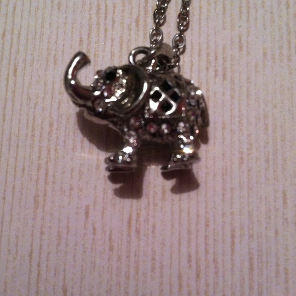 A elephant necklace - Picture 2 of 4