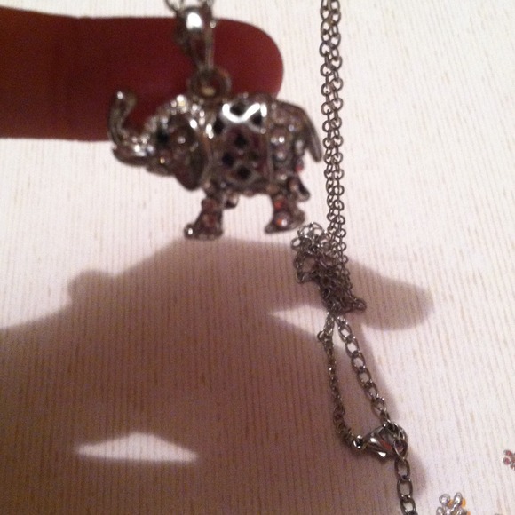 A elephant necklace - Picture 3 of 4