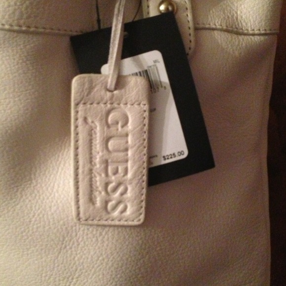 SOLD 👛NWT😍 GUESS Handbag👛SOLD - Picture 2 of 4