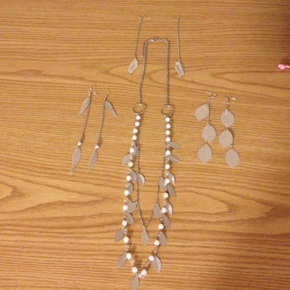 Feather necklace and earring set!