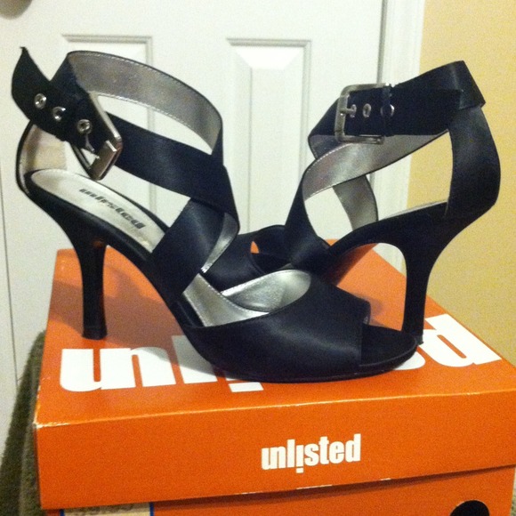 🚫🚫SOLD🚫🚫Black satin sandal!!!