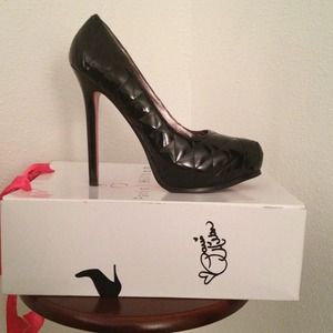 Black patent leather pumps!!!