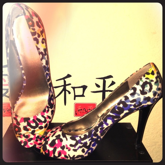 Nine West colorful leopard print heels. 👠👠👠