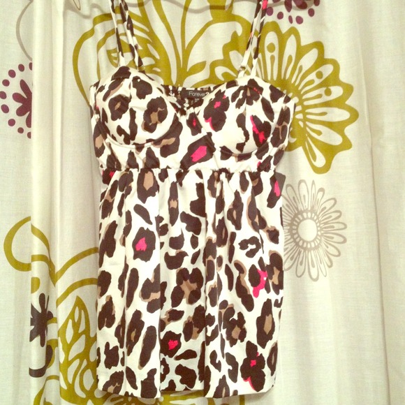 Super cute top only worn once super bright color