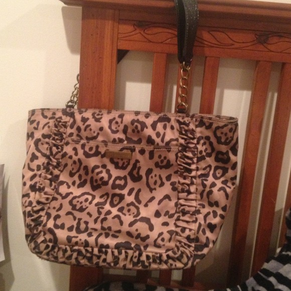 ❤Holding❤ Jessica Simpson over the shoulder purse.