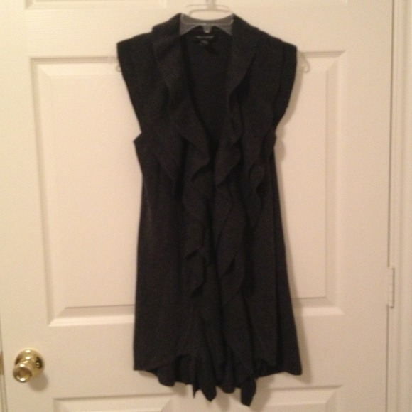 Sleeveless cardigan with ruffles in the front