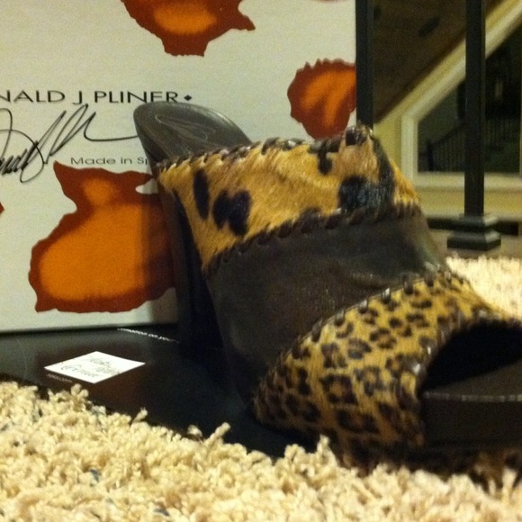 Pliner Mules - Picture 1 of 2