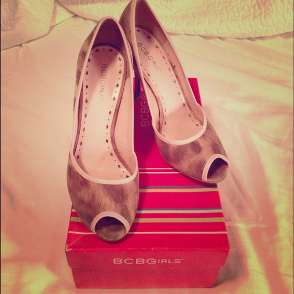 💫SOLD in Bundle💫 BCBGirls Leopard Peep Toe Heels