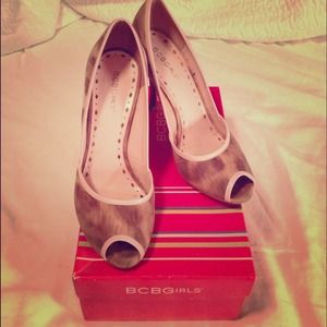 💫SOLD in Bundle💫 BCBGirls Leopard Peep Toe Heels