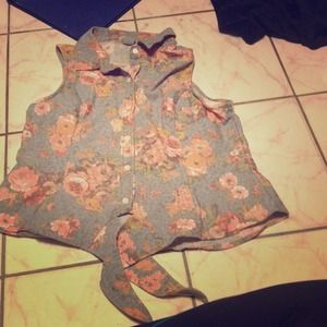 Floral sleeveless buttoned up