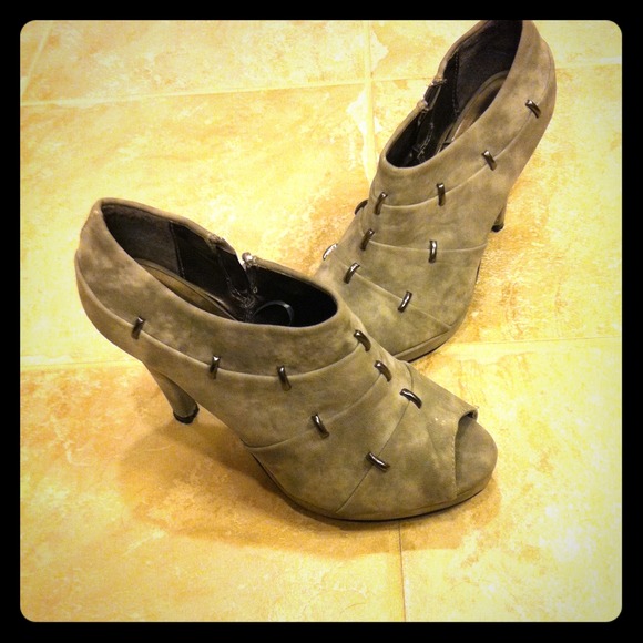 Sold-bundle@jbstone84. Reduced! Gray suede booties