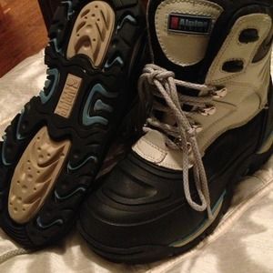 Snow boots worn once size 8