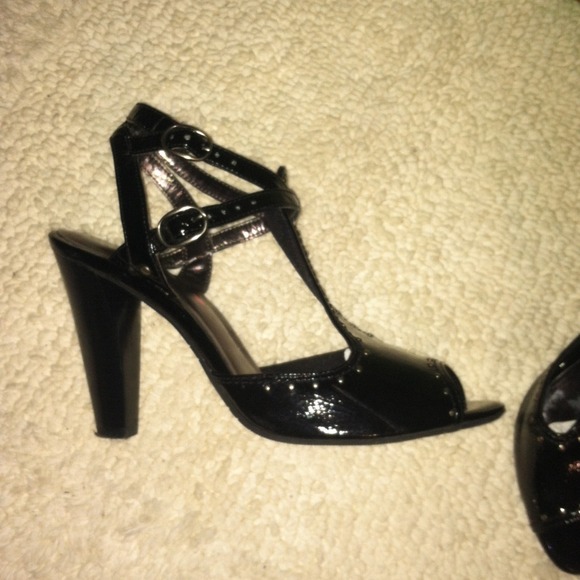 đź’ĄPrice reductionđź’ĄT strap shoes by Nina - Picture 2 of 3